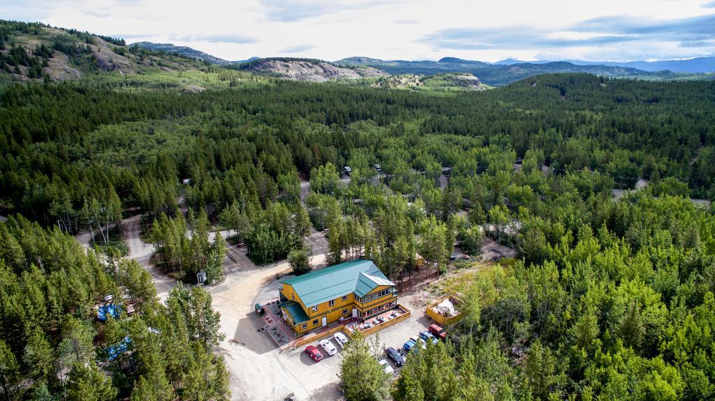 Hot Springs Campground & Hostel Upper Laberge Екстер'єр фото
