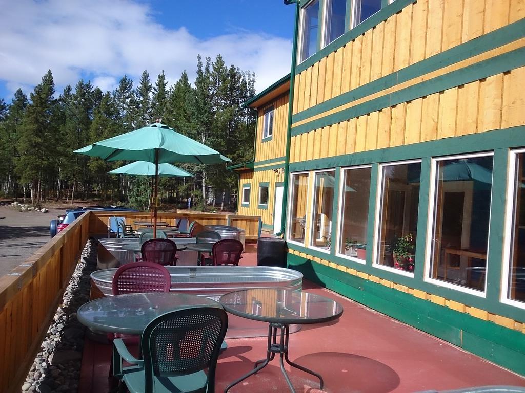 Hot Springs Campground & Hostel Upper Laberge Екстер'єр фото